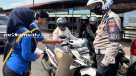 PROFIL: Petugas melakukan pemeriksaan terhadap salah satu pengendara sepeda motor dalam kegiatan Operasi Patuh Semiru 2025 (dok: Istimewa/Redaksi Rekam Satu)