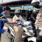 PROFIL: Petugas melakukan pemeriksaan terhadap salah satu pengendara sepeda motor dalam kegiatan Operasi Patuh Semiru 2025 (dok: Istimewa/Redaksi Rekam Satu)