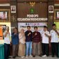 PROFIL:  Akhmad Suhalis (tiga dari kanan) foto bersama usai resmi terpilih sebagai ketua Forum Komunikasi BUMDes Pasongsongan (dok: Redaksi Rekam Satu)