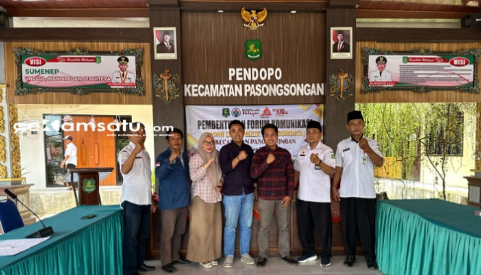 PROFIL:  Akhmad Suhalis (tiga dari kanan) foto bersama usai resmi terpilih sebagai ketua Forum Komunikasi BUMDes Pasongsongan (dok: Redaksi Rekam Satu)