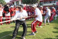 PROFIL: Wabup Sumenep KH Imam Hasyim turut memeriahkan lomba HUT ke-80 RI di halaman Pemkab Sumenep (dok. Istimewa/Redaksi Rekam Satu)