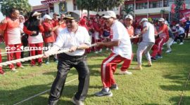 PROFIL: Wabup Sumenep KH Imam Hasyim turut memeriahkan lomba HUT ke-80 RI di halaman Pemkab Sumenep (dok. Istimewa/Redaksi Rekam Satu)