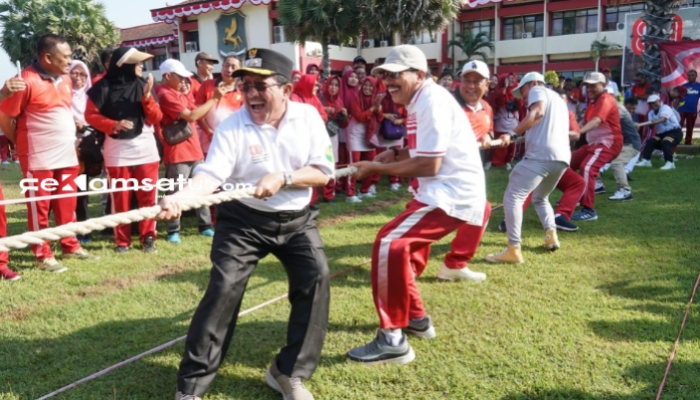 PROFIL: Wabup Sumenep KH Imam Hasyim turut memeriahkan lomba HUT ke-80 RI di halaman Pemkab Sumenep (dok. Istimewa/Redaksi Rekam Satu)
