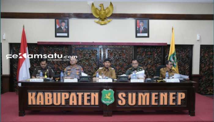 PROFIL: Bupati Sumenep memimpin rapat penetapan TIHT 2025 di gedung rapat Pemkab Sumenep (dok. Istimewa/Redaksi Rekam Satu)