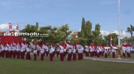 PROFIL: Puluhan siswa-siswi SD di Kabupaten Sumenep mengibarkan 80 bendera merah putih saat upacara HUT ke-80 RI di halaman kantor Pemkab Sumenep (dok: Istimewa/Redaksi Rekam Satu)