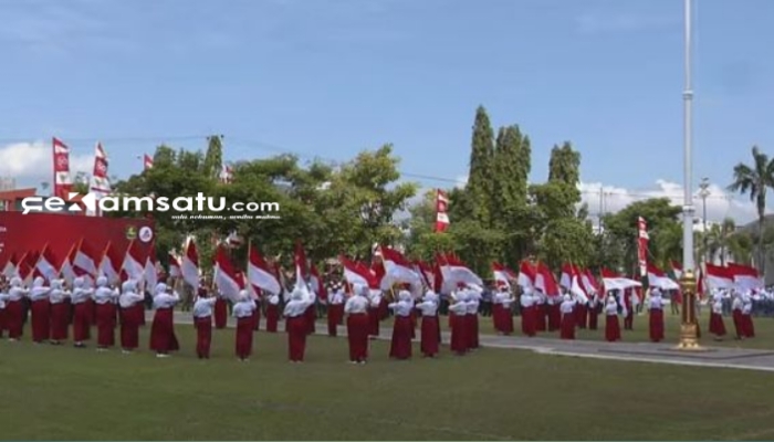 PROFIL: Puluhan siswa-siswi SD di Kabupaten Sumenep mengibarkan 80 bendera merah putih saat upacara HUT ke-80 RI di halaman kantor Pemkab Sumenep (dok: Istimewa/Redaksi Rekam Satu)