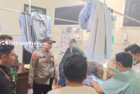 PROFIL: Polisi mengawal pelaku pembunuhan yang tengah menjalani pemeriksaan di rumah sakit (dok: Istimewa/Redaksi Rekam Satu)