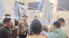 PROFIL: Polisi mengawal pelaku pembunuhan yang tengah menjalani pemeriksaan di rumah sakit (dok: Istimewa/Redaksi Rekam Satu)