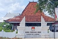KANTOR: Potret gedung kantor KPU Sumenep di Desa Kebunagung, Kecamatan Kota Sumenep (dok: istimewa/Redaksi Rekam Satu)