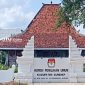 KANTOR: Potret gedung kantor KPU Sumenep di Desa Kebunagung, Kecamatan Kota Sumenep (dok: istimewa/Redaksi Rekam Satu)
