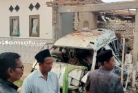 PROFIL: Warga sekitar berkumpul usai kejadian mobil meledak di Kecamatan Ambunten (dok: Istimewa/Redaksi Rekam Satu)