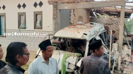 PROFIL: Warga sekitar berkumpul usai kejadian mobil meledak di Kecamatan Ambunten (dok: Istimewa/Redaksi Rekam Satu)