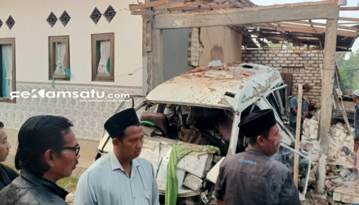 PROFIL: Warga sekitar berkumpul usai kejadian mobil meledak di Kecamatan Ambunten (dok: Istimewa/Redaksi Rekam Satu)