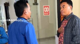 PROFIL: Ketua PC PMII Sumenep Khoirus Soleh mempertanyakan Ketua DPRD Sumenep kepada salah satu staf di kantor DPRD Sumenep (dok: Redaksi Rekam Satu)