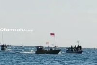 PROFIL: Para nelayan menaiki perahu kayu menuju lokasi eksplorasi Migas di Kangean (dok: Istimewa/Redaksi Rekam Satu)