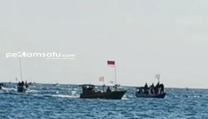 PROFIL: Para nelayan menaiki perahu kayu menuju lokasi eksplorasi Migas di Kangean (dok: Istimewa/Redaksi Rekam Satu)