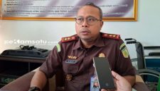 PROFIL: Kepala Kejari Sumenep, Sigit Waseso berada di ruang kerjanya saat dikonfirmasi (dok: istimewa/Redaksi Rekam Satu)