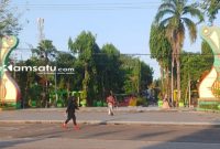 PROFIL: Salah satu warga beraktifitas di depan Taman Adipura Sumenep (dok/Redaksi Rekam Satu)