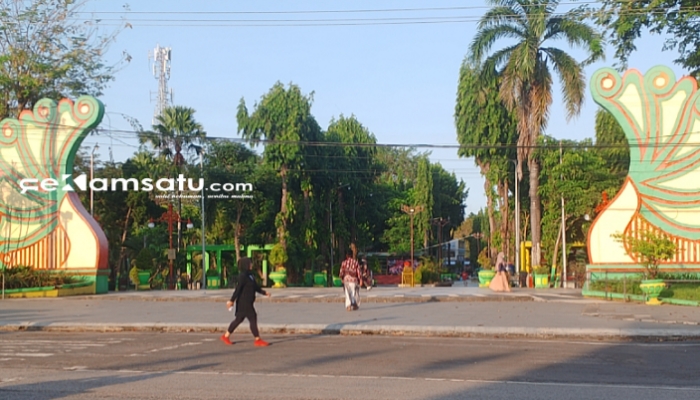 PROFIL: Salah satu warga beraktifitas di depan Taman Adipura Sumenep (dok/Redaksi Rekam Satu)
