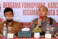PROFIL: Kapolres Sumenep AKBP Rivanda (kanan) memimpin pertemuan dengan Forkopimka di Kecamatan Kota Sumenep (dok/istimewa/Redaksi Rekam Satu)