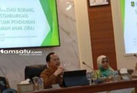 PROFIL: Kepada Bappeda Sumenep Arif Firmanto memimpin sosialisasi SRA di ruang rapat kantor setempat (dok: istimewa/Redaksi Rekam Satu)