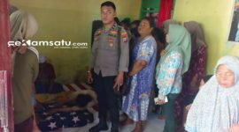 Keterangan foto: Petugas kepolisian mndatangi rumah duka untuk melakukan penyelidikan (dok: Istimewa/Redaksi Rekam Satu)