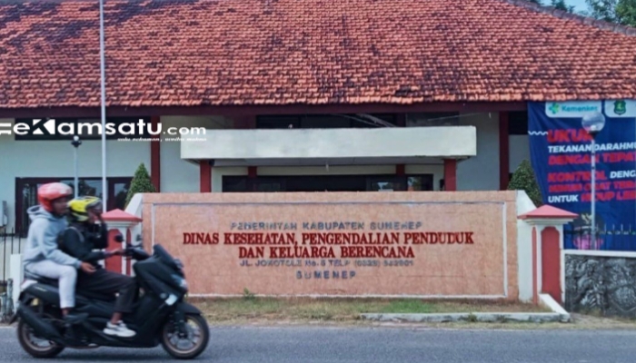 PROFIL: Salah satu pengendara sepeda motor melintas di depan kantor DKP2KB Sumenep (dok: istimewa/Redaksi Rekam Satu)