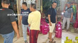 PROFIL: Petugas melakukan penggerebekan salah satu gudang tempat 4 pria melakukan oplos tabung elpiji bersubsidi 3kg (dok: istimewa/Redaksi Rekam Satu)