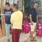 PROFIL: Petugas melakukan penggerebekan salah satu gudang tempat 4 pria melakukan oplos tabung elpiji bersubsidi 3kg (dok: istimewa/Redaksi Rekam Satu)