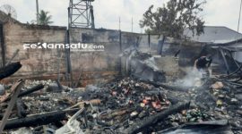 PROFIL: Petugas pemadam kebakaran memadamkan sisa api yang sempat melahap sejumlah toko di Kecamatan Ganding, Sumenep (dok: Istimewa/Redaksi Rekam Satu)