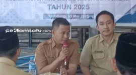 BERWIBAWA: Kades Tamidung Abd Basith memimpin salah satu kegiatan di balai desa setempat (dok: istimewa/Redaksi Rekam Satu)