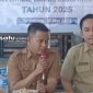 BERWIBAWA: Kades Tamidung Abd Basith memimpin salah satu kegiatan di balai desa setempat (dok: istimewa/Redaksi Rekam Satu)