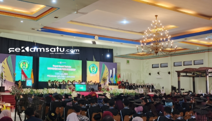 KHIDMAT: Prosesi wisuda ratusan mahasiswa UPI Sumenep di Gedung Adi Poday berlangsung khidmat (dok: Redaksi Rekam Satu)