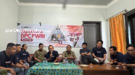 SOLID: Anggota DPC PWRI Sumenep kompak melaksanakan Raker 2025 di Grand Whiz Hotel (dok: Redaksi Rekam Satu)