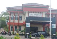 PROFIL: Seorang tamu tampak berada di depan Kantor Disdik Sumenep (dok: istimewa/Redaksi Rekam Satu)