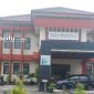 PROFIL: Seorang tamu tampak berada di depan Kantor Disdik Sumenep (dok: istimewa/Redaksi Rekam Satu)