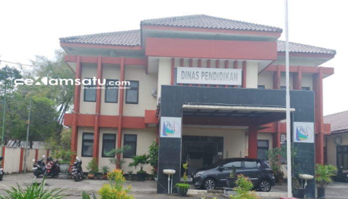 PROFIL: Seorang tamu tampak berada di depan Kantor Disdik Sumenep (dok: istimewa/Redaksi Rekam Satu)