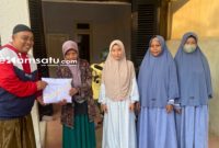 PROFIL: Anggota PWRI Sumenep membagikan mukena kepada salah satu guru ngaji (dok: istimewa/Redaksi Rekam Satu)