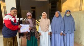 PROFIL: Anggota PWRI Sumenep membagikan mukena kepada salah satu guru ngaji (dok: istimewa/Redaksi Rekam Satu)