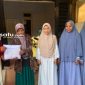 PROFIL: Anggota PWRI Sumenep membagikan mukena kepada salah satu guru ngaji (dok: istimewa/Redaksi Rekam Satu)
