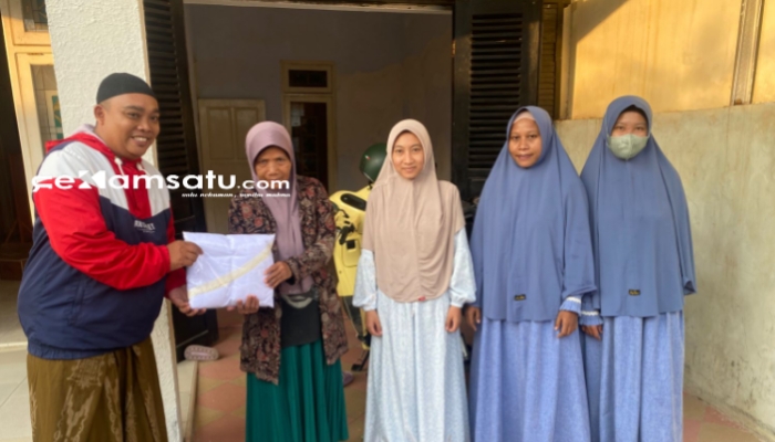 PROFIL: Anggota PWRI Sumenep membagikan mukena kepada salah satu guru ngaji (dok: istimewa/Redaksi Rekam Satu)