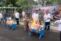 PROFIL: Pemkab Sumenep bersama Bea Cukai Madura musnahkan ribuan rokok ilegal di halaman kantor Rumah Bupati Sumenep (dok: istimewa/Redaksi Rekam Satu)