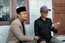 KONFERENSI PERS. Kuasa hukum Bang Alief, Kamarullah (kanan), saat memberikan keterangan kepada awak media di Sumenep. (Redaksi/Rekam Satu)