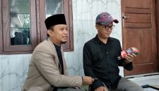 KONFERENSI PERS. Kuasa hukum Bang Alief, Kamarullah (kanan), saat memberikan keterangan kepada awak media di Sumenep. (Redaksi/Rekam Satu)