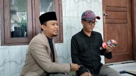 KONFERENSI PERS. Kuasa hukum Bang Alief, Kamarullah (kanan), saat memberikan keterangan kepada awak media di Sumenep. (Redaksi/Rekam Satu)