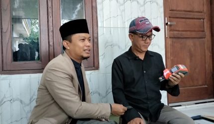 KONFERENSI PERS. Kuasa hukum Bang Alief, Kamarullah (kanan), saat memberikan keterangan kepada awak media di Sumenep. (Redaksi/Rekam Satu)