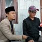 KONFERENSI PERS. Kuasa hukum Bang Alief, Kamarullah (kanan), saat memberikan keterangan kepada awak media di Sumenep. (Redaksi/Rekam Satu)