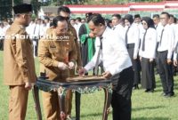 PROFIL: Bupati Sumenep Achmad Fauzi Wongsojudo, menyerahkan SK kepada ribuan PPPK Paruh Waktu di Stadion Gor A. Yani (dok: Istimewa/Redaksi Rekam Satu)