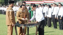 PROFIL: Bupati Sumenep Achmad Fauzi Wongsojudo, menyerahkan SK kepada ribuan PPPK Paruh Waktu di Stadion Gor A. Yani (dok: Istimewa/Redaksi Rekam Satu)