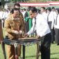 PROFIL: Bupati Sumenep Achmad Fauzi Wongsojudo, menyerahkan SK kepada ribuan PPPK Paruh Waktu di Stadion Gor A. Yani (dok: Istimewa/Redaksi Rekam Satu)